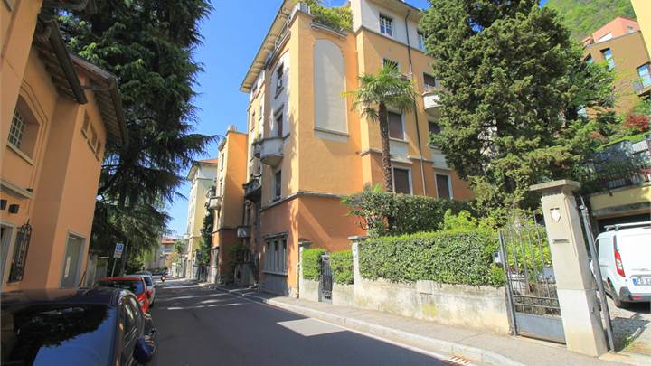 Large apartment in Como in period building